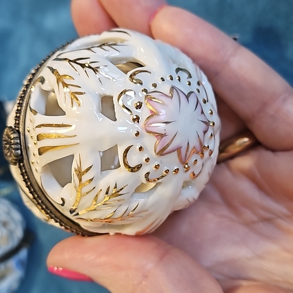 2 beautiful original Seagull Studio ornaments ,new with tag, trinket box,Christm - Picture 9 of 12